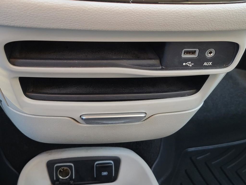 Used 2018 Chrysler Pacifica Limited image 30