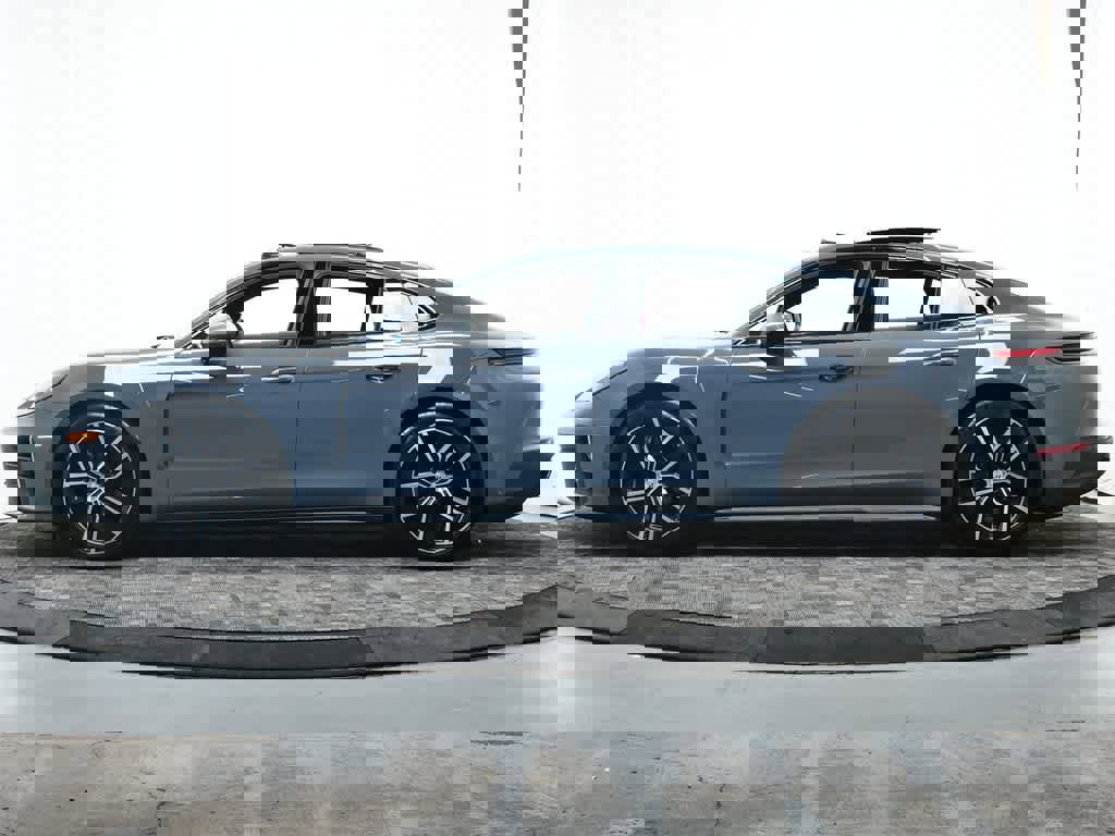 New 2025 Porsche Panamera 4 image 2