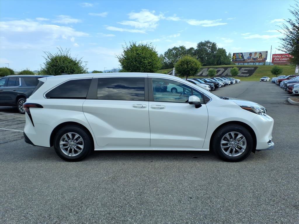 Certified 2023 Toyota Sienna XLE FWD image 3