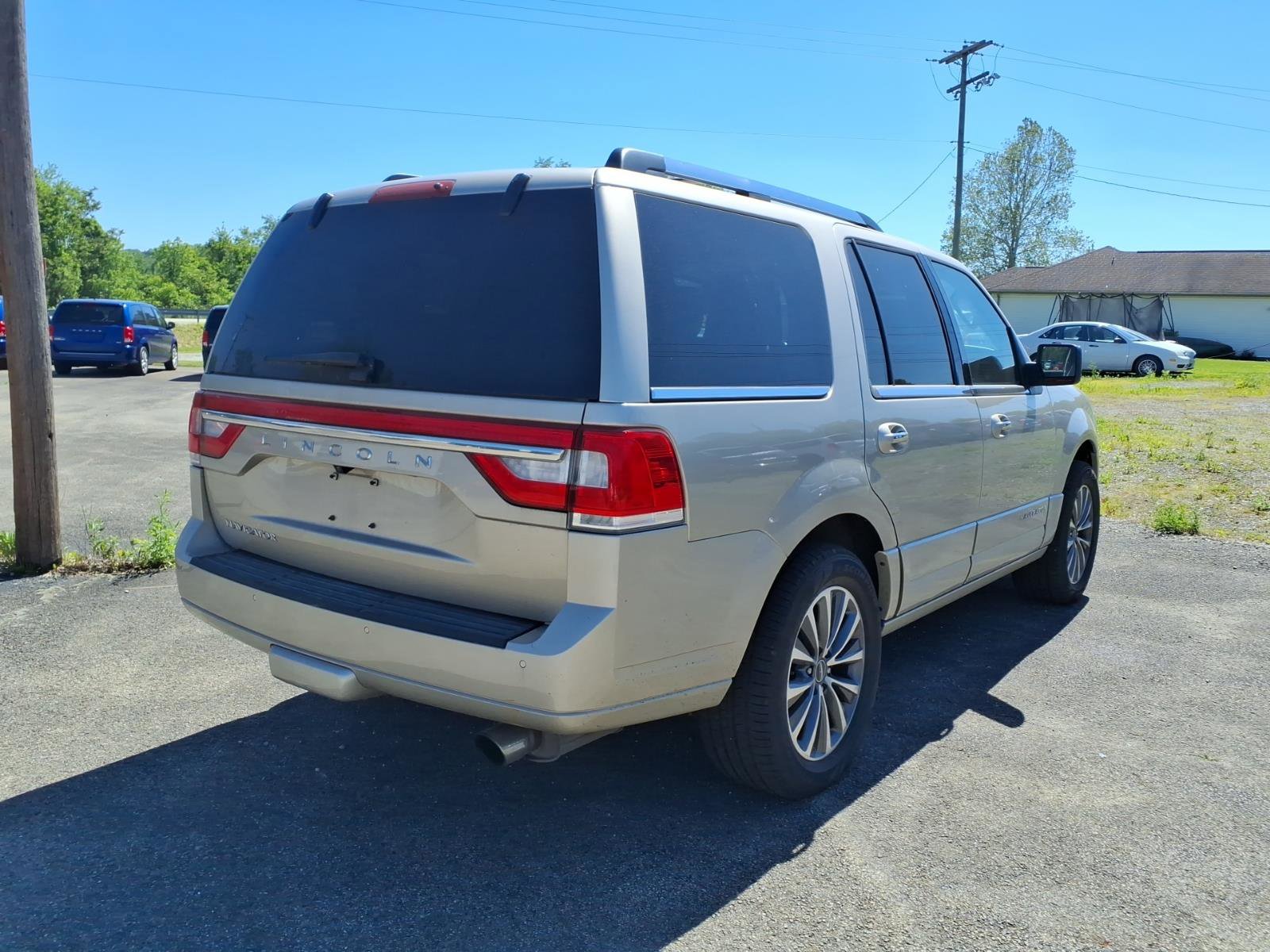 Used 2017 Lincoln Navigator Select AWD/4WD image 3