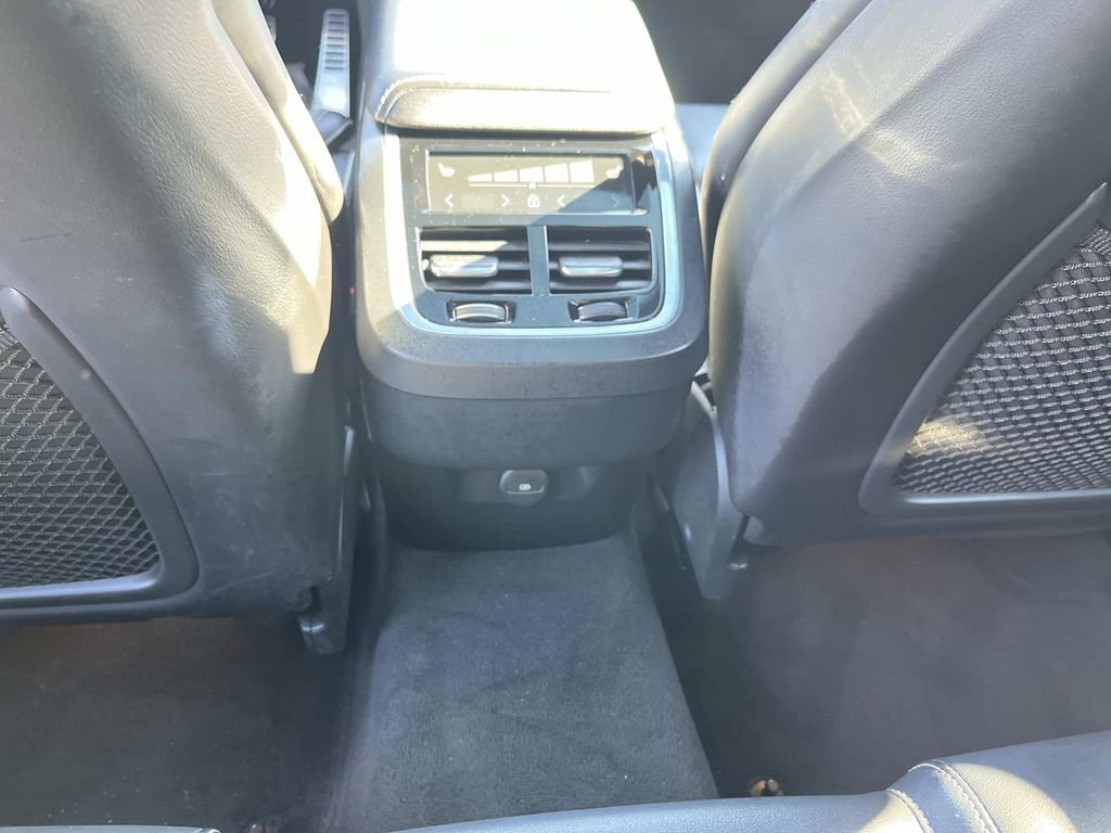 Used 2022 Volvo XC60 B5 R-Design w/ Climate Package image 17