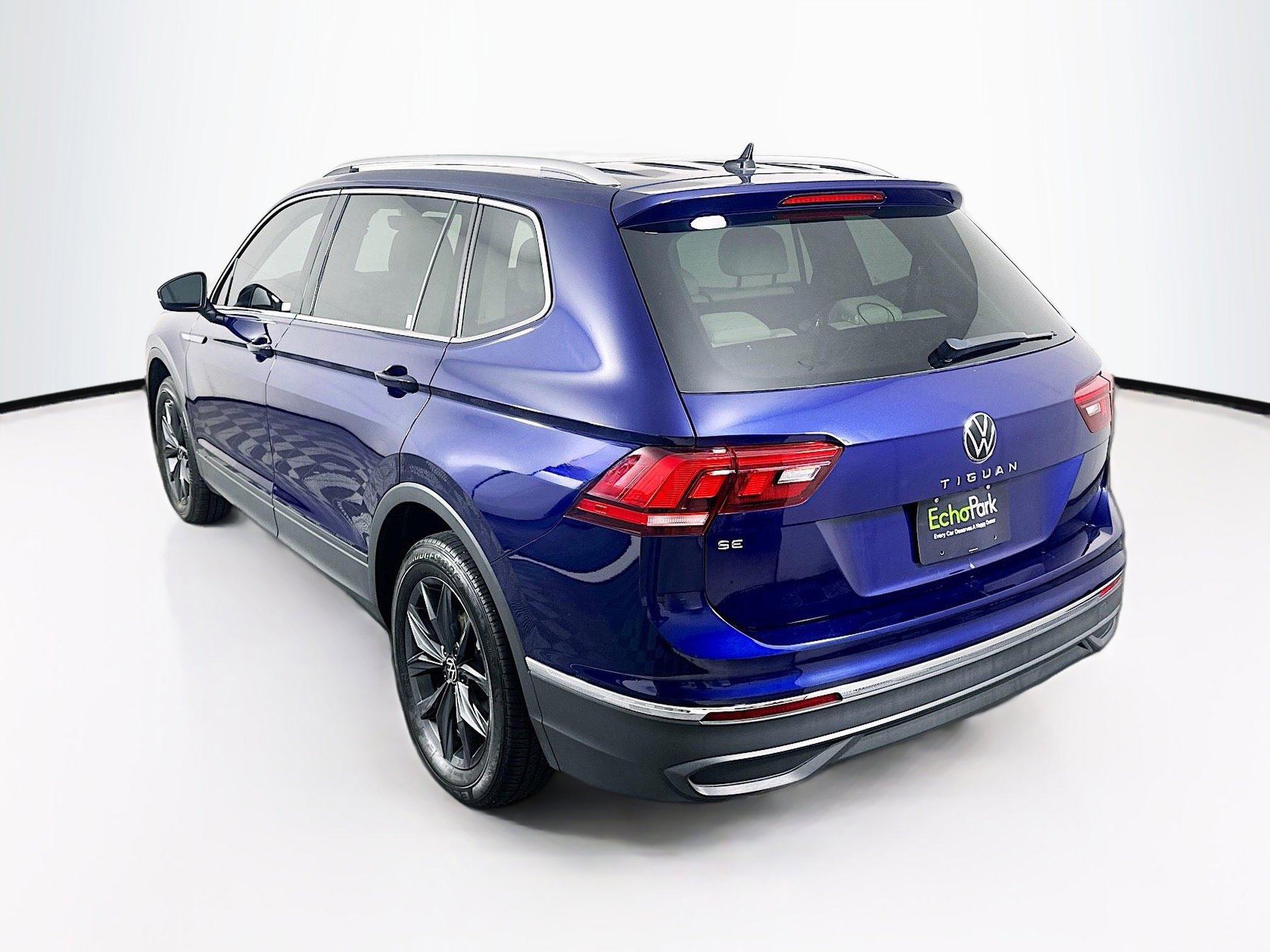 Used 2022 Volkswagen Tiguan SE w/ Panoramic Sunroof Package FWD image 5