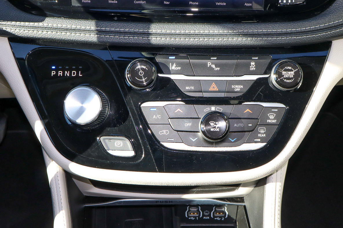Used 2023 Chrysler Pacifica Limited image 25