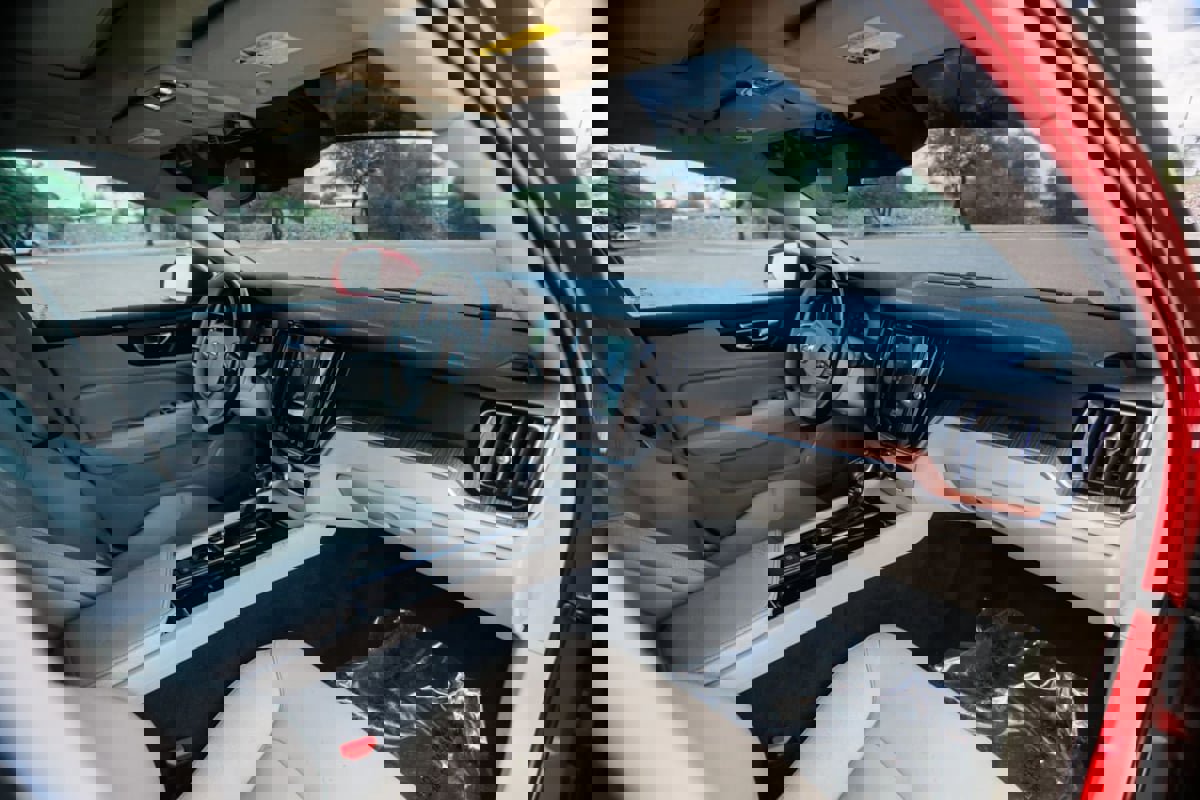 Used 2020 Volvo S60 T6 Momentum image 13