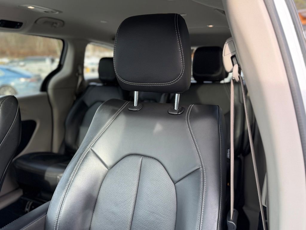 Used 2022 Chrysler Pacifica Touring-L image 8