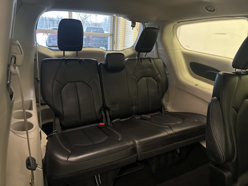 Used 2023 Chrysler Pacifica Touring-L FWD image 21
