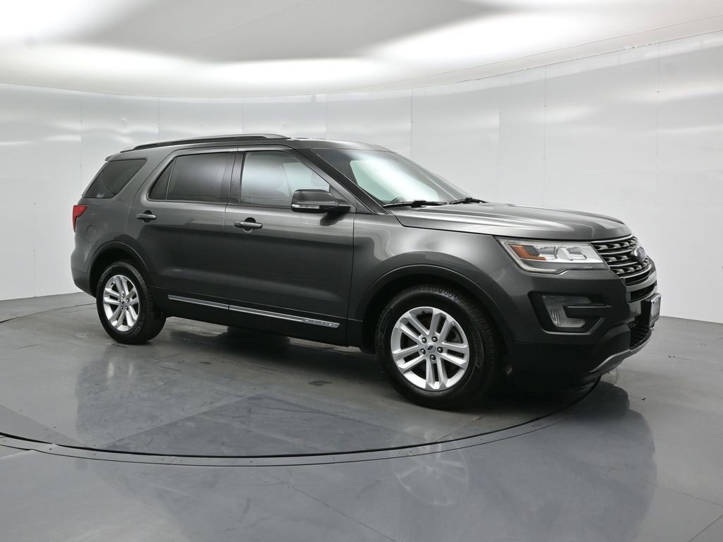 Certified 2017 Ford Explorer XLT w/ Equipment Group 202A FWD image 27