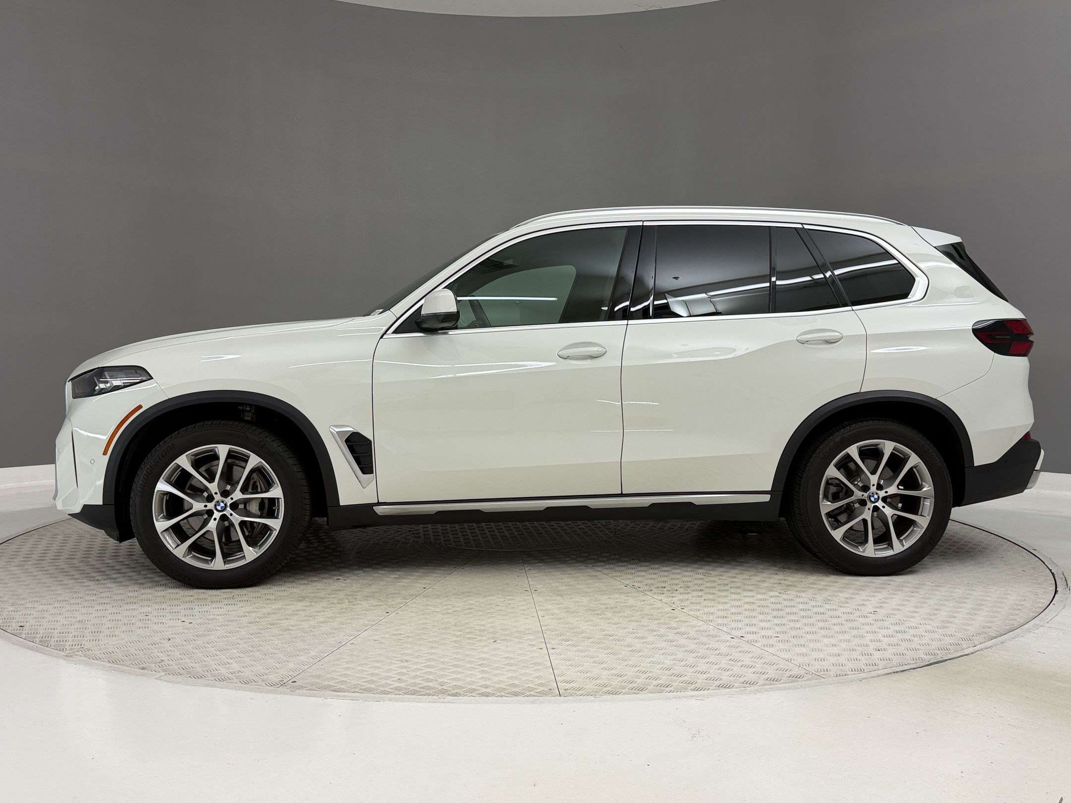 Used 2024 BMW X5 sDrive40i w/ Parking Assistance Package RWD image 2