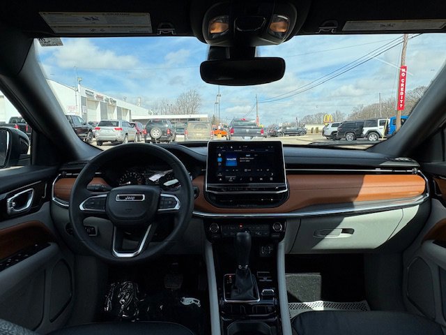 Used 2023 Jeep Compass Limited image 11