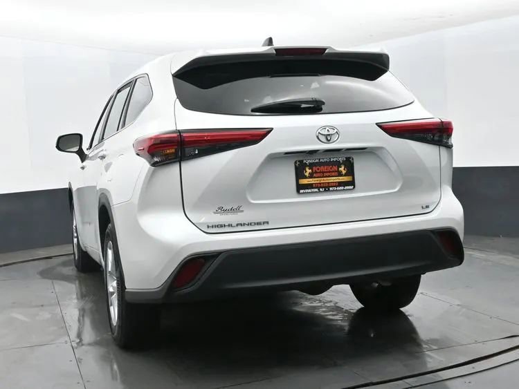 Used 2023 Toyota Highlander LE FWD image 8
