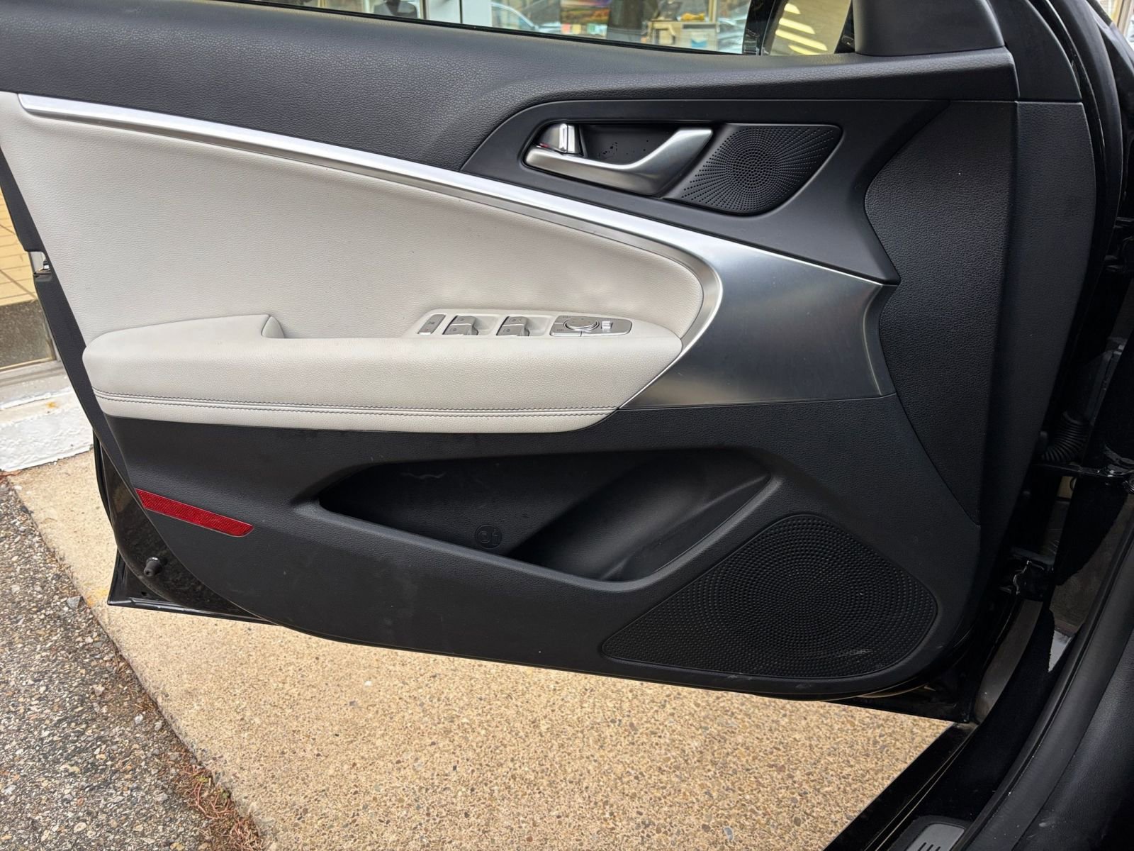 Used 2025 Genesis G70 2.5T image 22