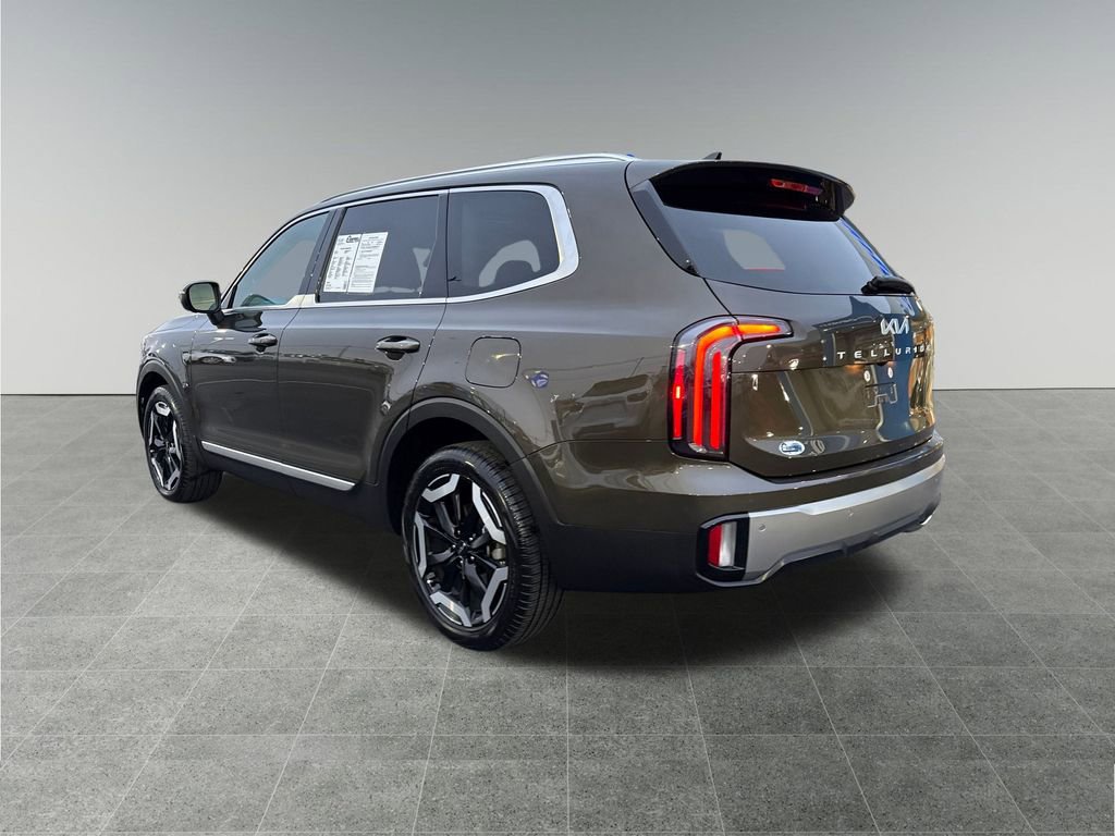 Used 2025 Kia Telluride EX w/ EX Captain's Chair Package image 3