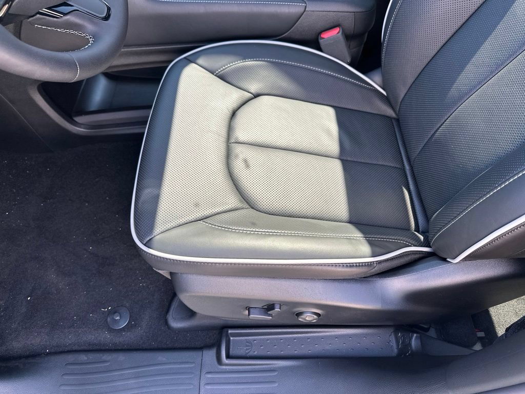 New 2027 Chrysler Pacifica Limited FWD image 22