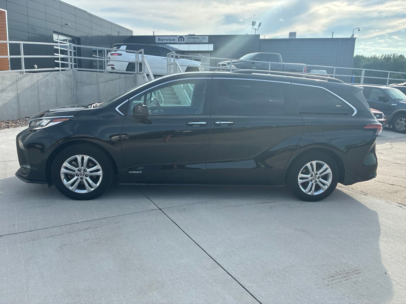 Used 2021 Toyota Sienna XSE w/ XSE Plus Package AWD/4WD image 2