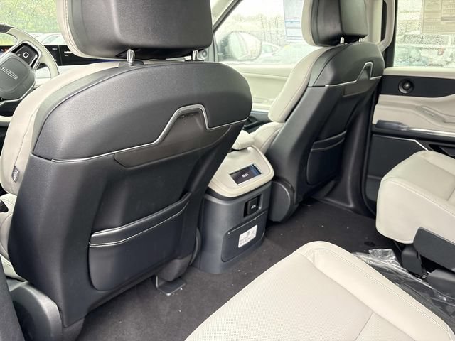 New 2026 Lincoln Navigator L Premier AWD/4WD image 17