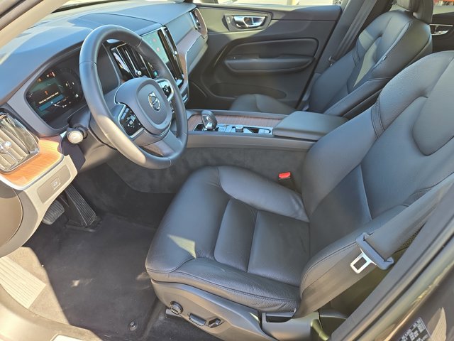 Used 2023 Volvo XC60 B5 Plus image 14