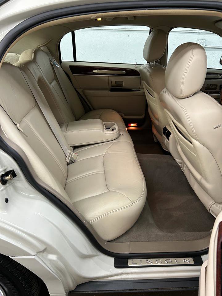 Used 2004 Lincoln Town Car Ultimate RWD image 31