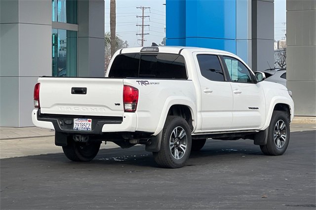 Used 2017 Toyota Tacoma TRD Sport image 4