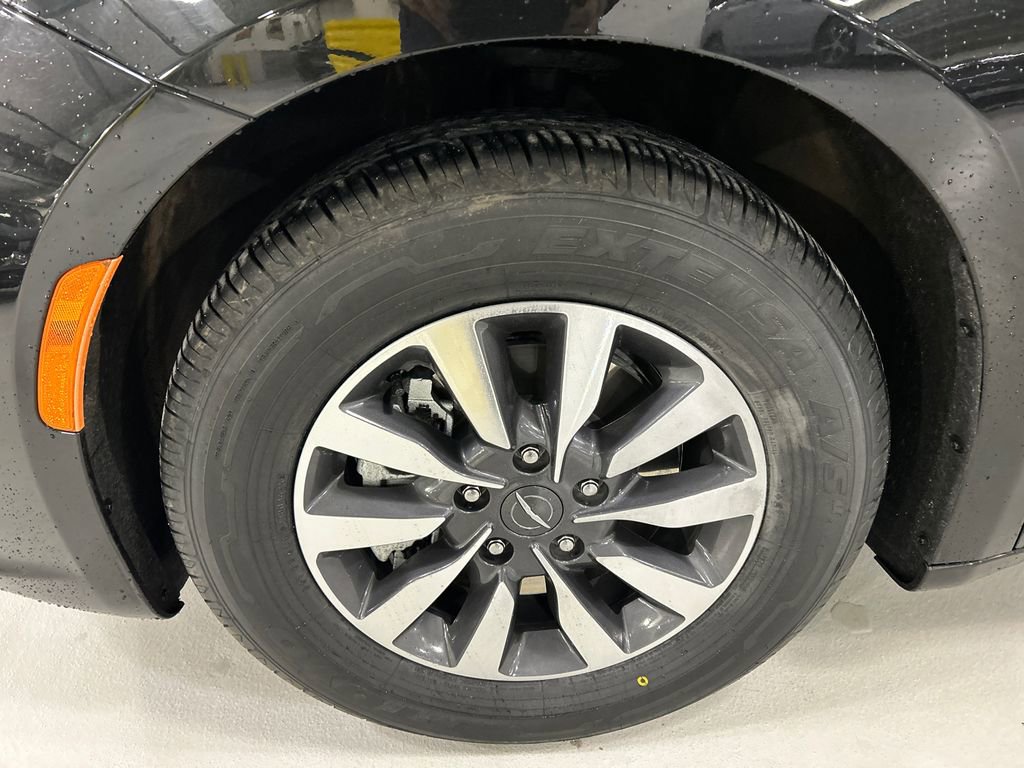 Used 2022 Chrysler Pacifica Touring-L image 8