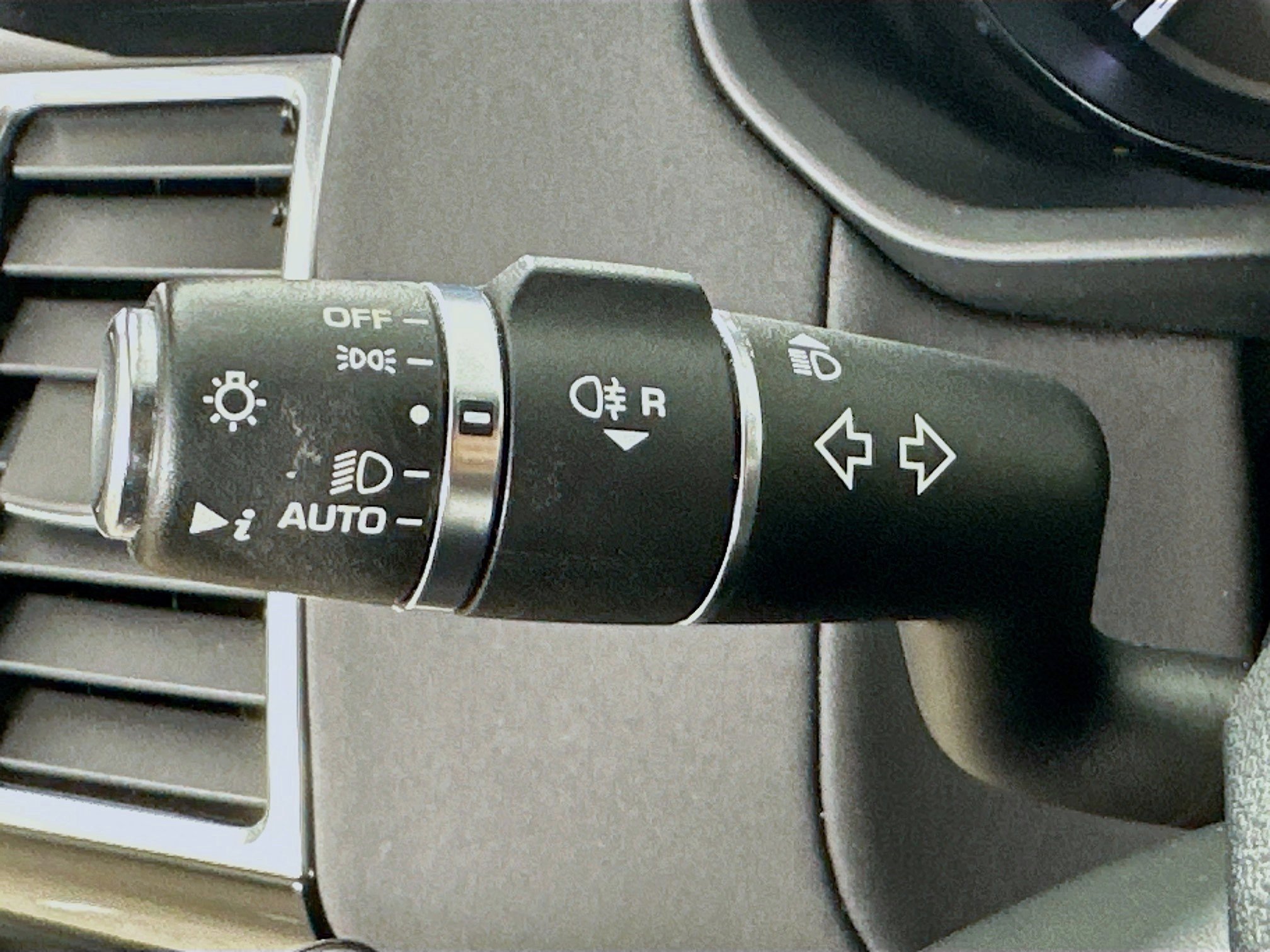 Used 2020 Land Rover Discovery SE image 21