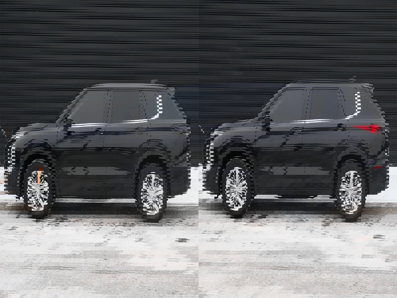 Used 2024 Mitsubishi Outlander ES image 2