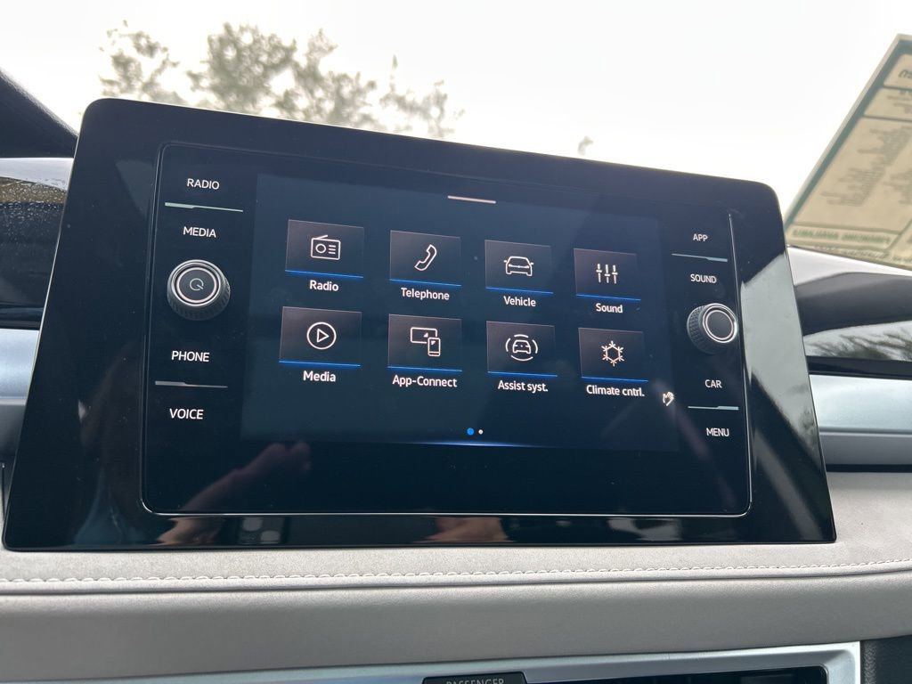 Certified 2025 Volkswagen Taos SE w/ Panoramic Sunroof Package image 33