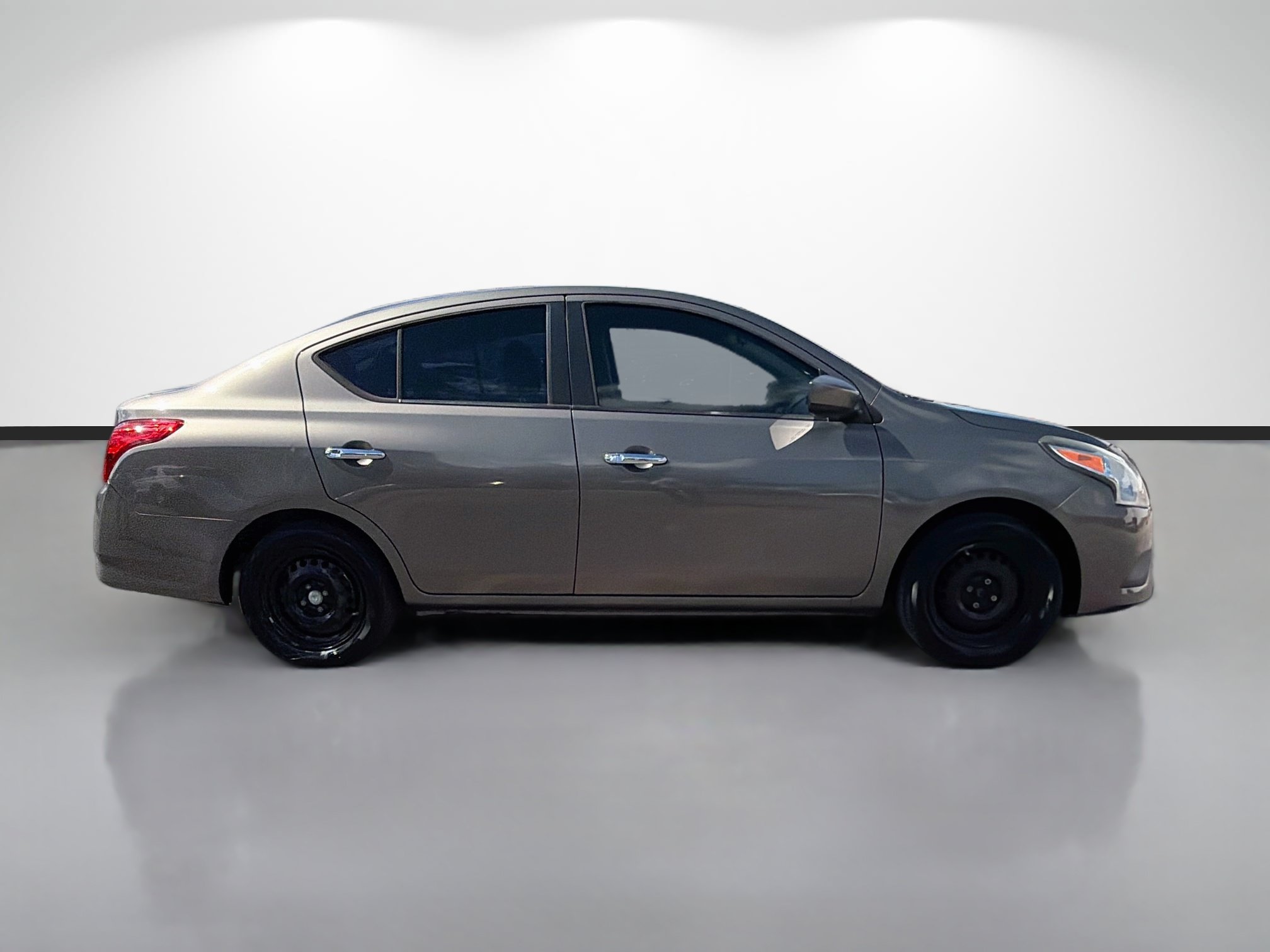 Used 2015 Nissan Versa SV FWD image 2