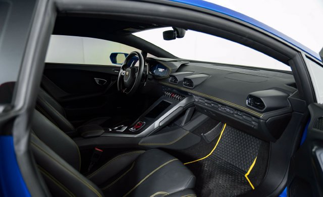 Used 2022 Lamborghini Huracan EVO RWD image 23
