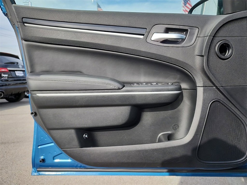 Used 2023 Chrysler 300 Touring w/ Sport Appearance Package image 14