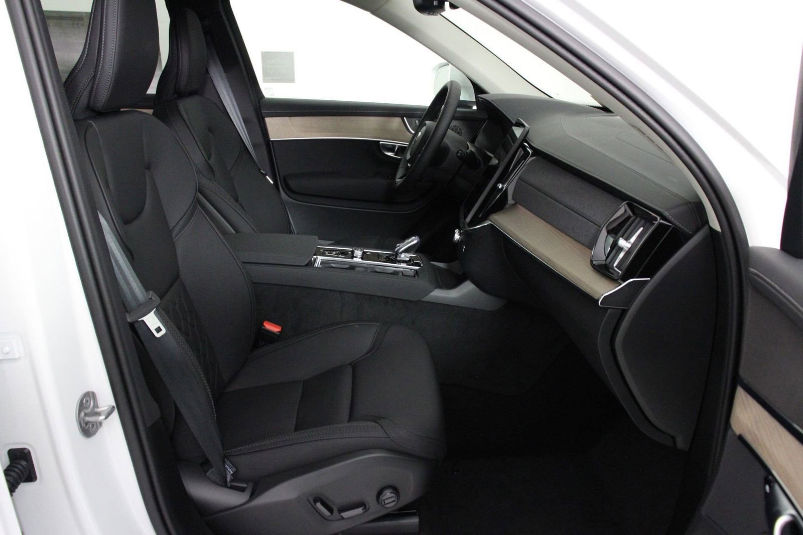 New 2025 Volvo XC90 B6 Core w/ Protection Package Premier AWD/4WD image 10