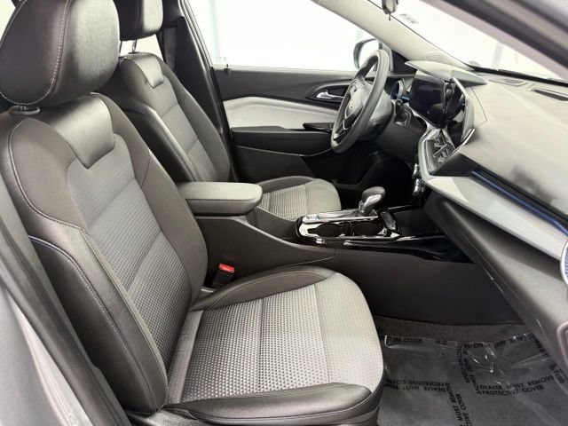 Used 2025 Chevrolet Trax LT FWD image 19