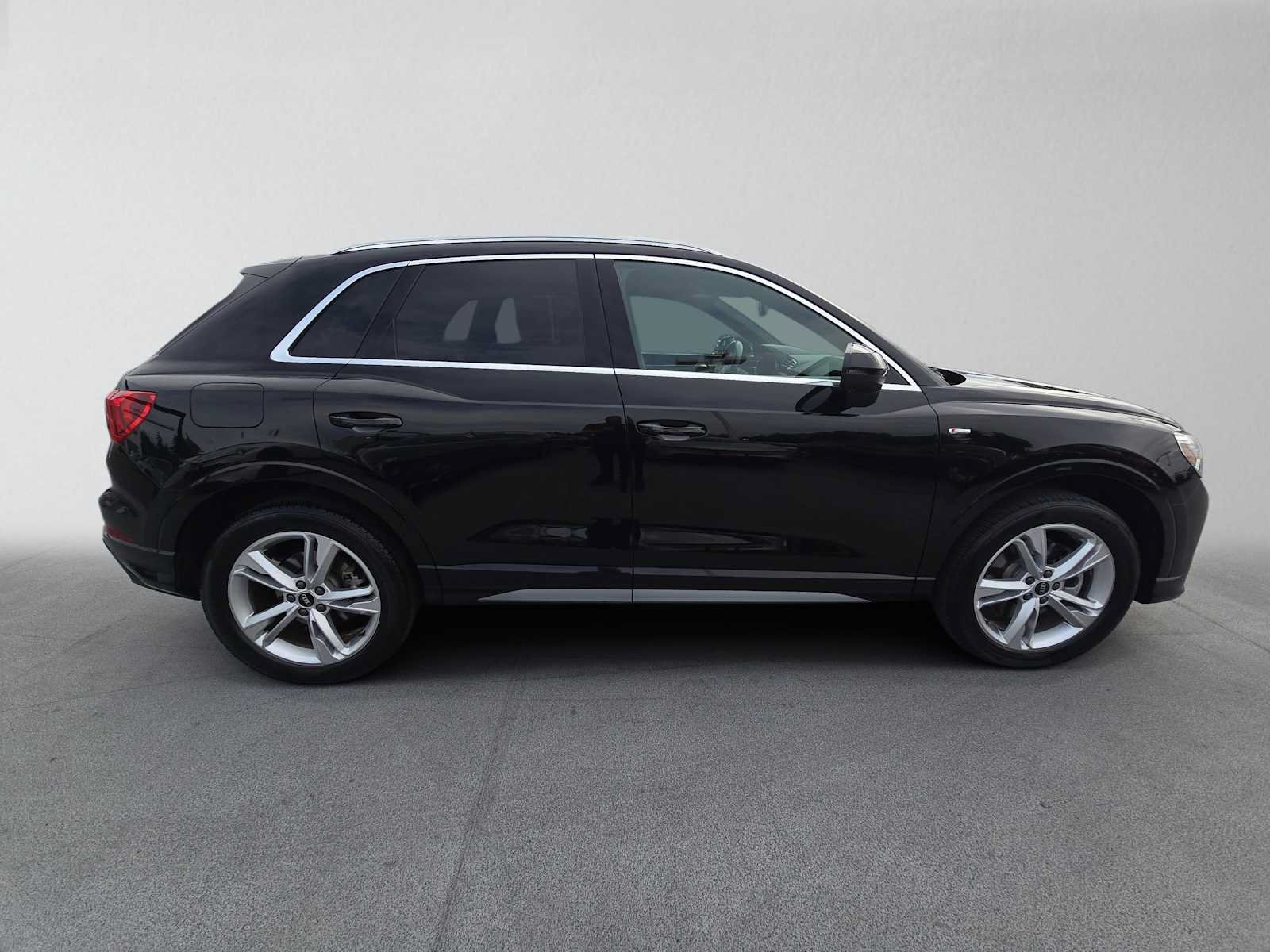 Used 2023 Audi Q3 2.0T Premium Plus w/ Premium Plus Package AWD/4WD image 2