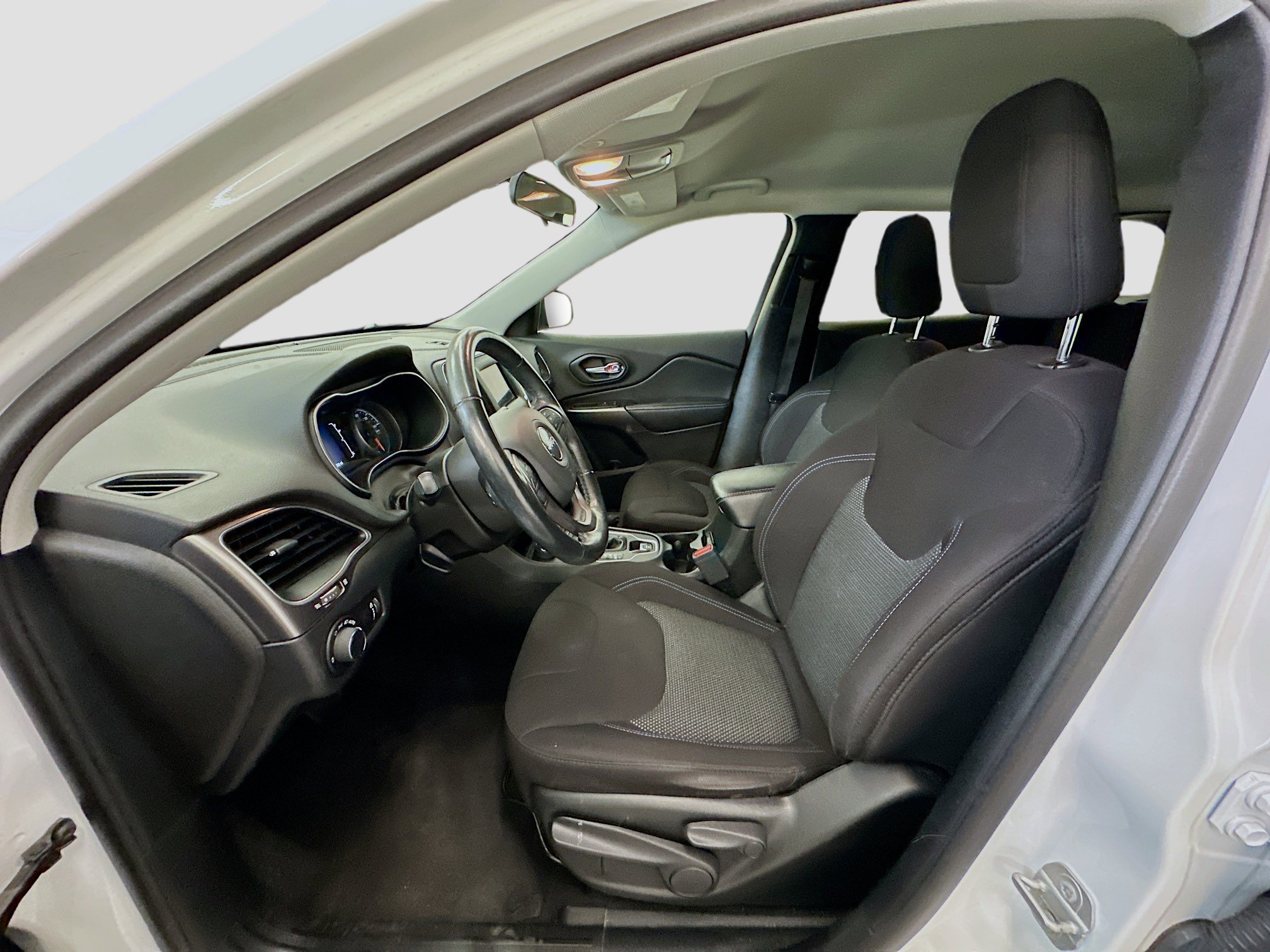 Used 2020 Jeep Cherokee Latitude w/ Cold Weather Group image 13