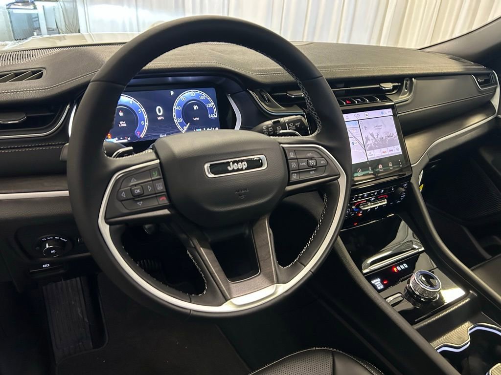 New 2025 Jeep Grand Cherokee Limited w/ Luxury Tech Group II image 2