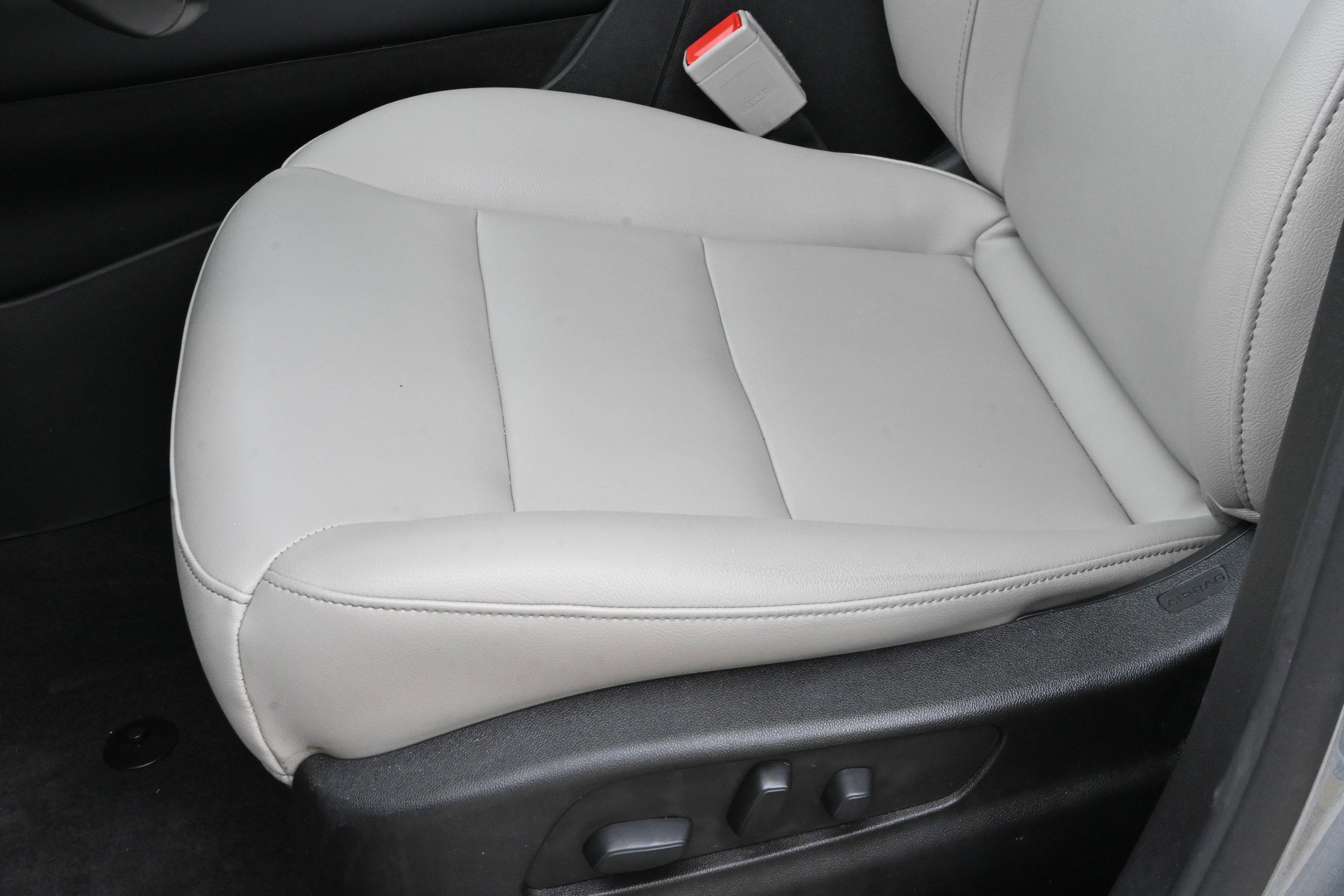 Used 2023 Cadillac XT4 Luxury w/ Cold Weather Package FWD image 29