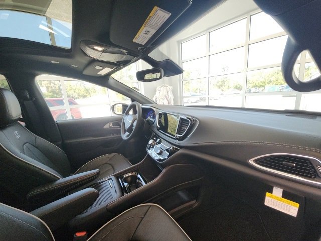 New 2025 Chrysler Pacifica Limited image 18