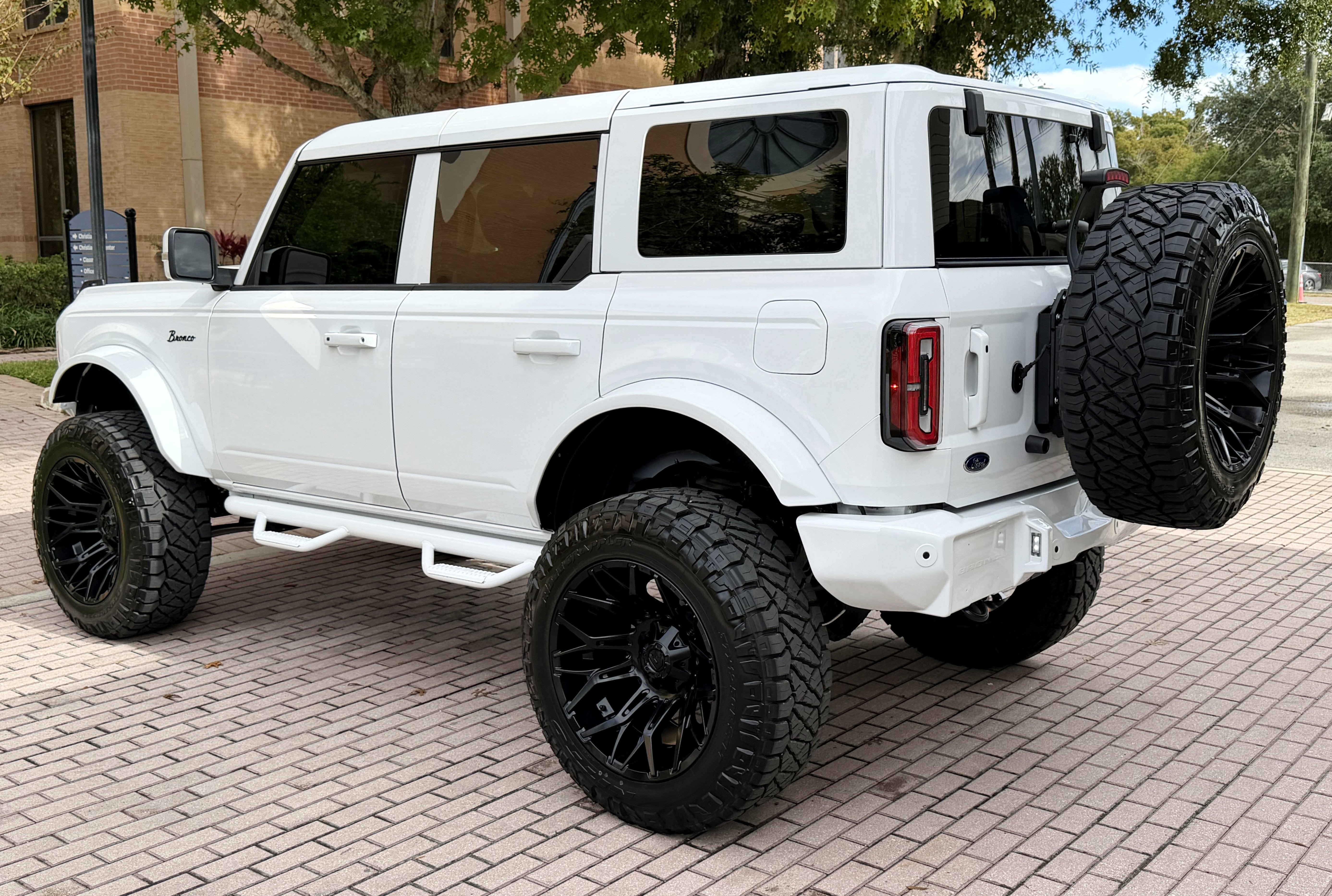 Used 2025 Ford Bronco Outer Banks AWD/4WD image 9