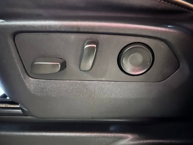 Used 2023 GMC Yukon XL SLT image 16