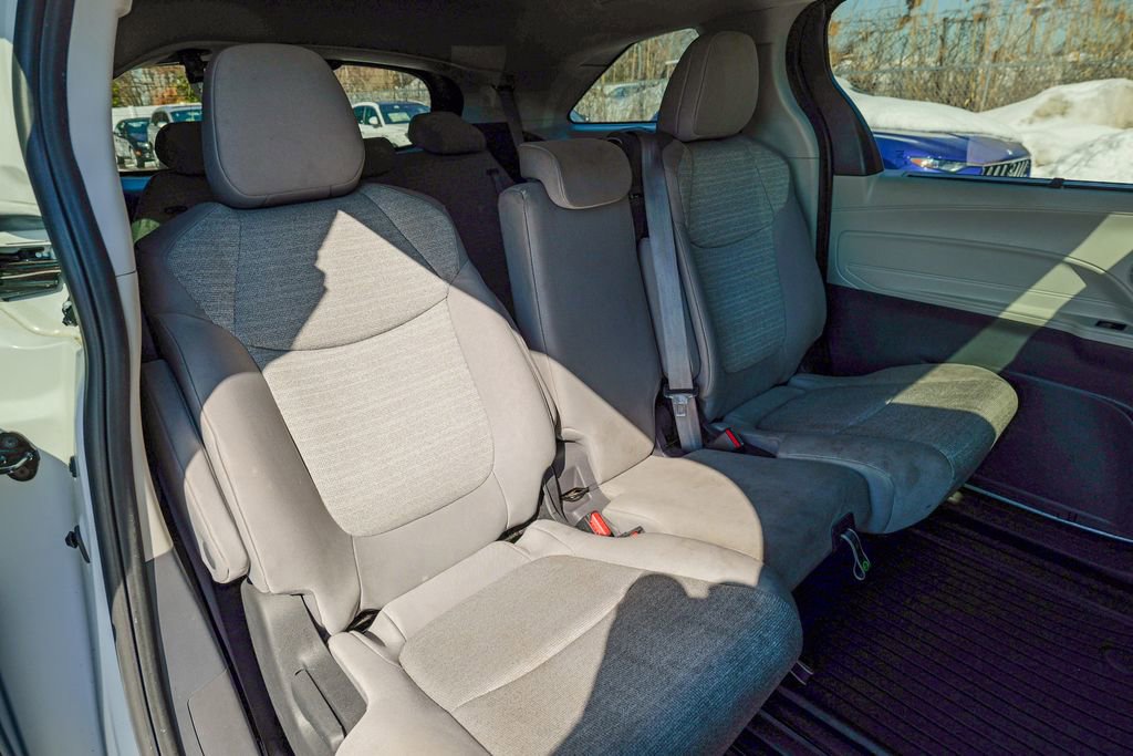 Used 2022 Toyota Sienna LE w/ LE Plus Package image 29