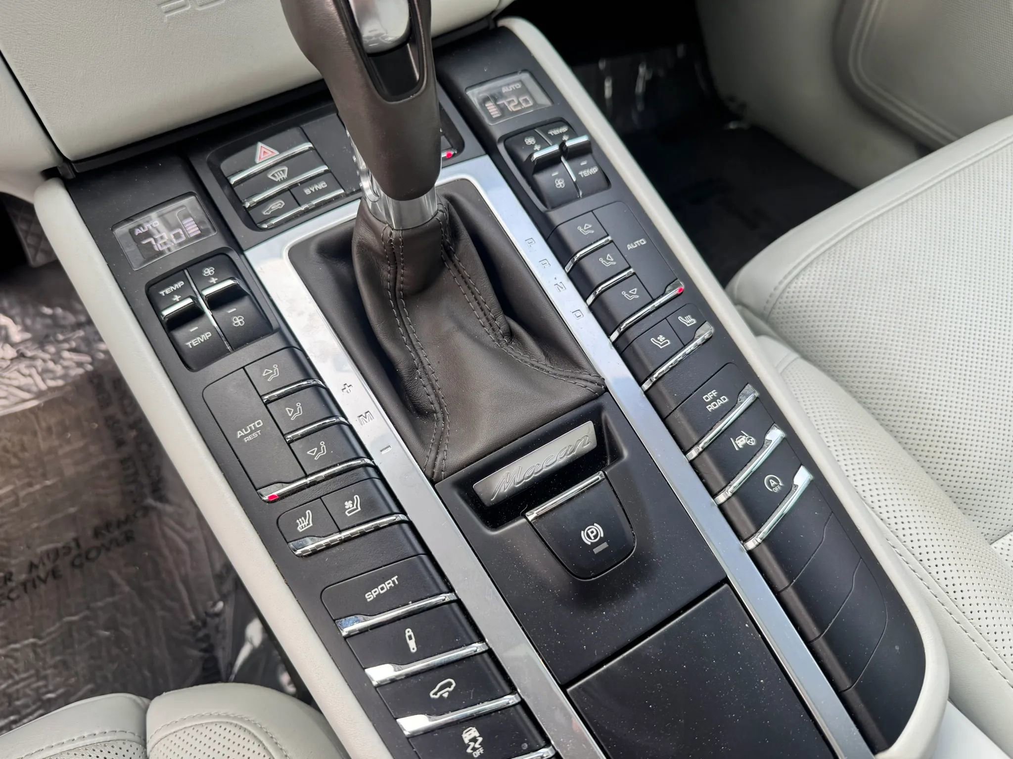 Used 2017 Porsche Macan Turbo AWD/4WD image 32