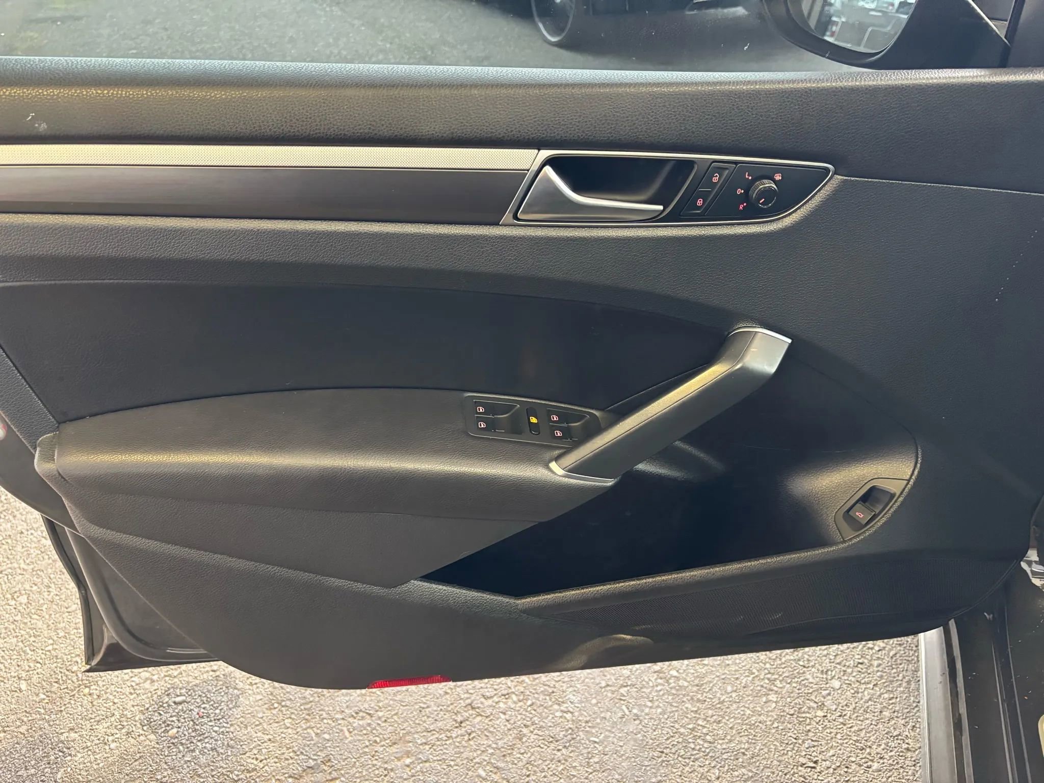 Used 2018 Volkswagen Passat 2.0T R-Line w/ R-Line Lighting Package image 11