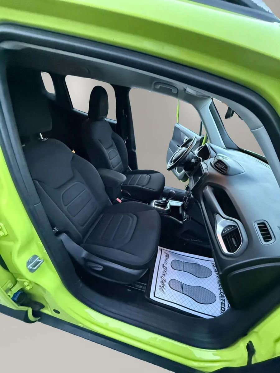 Used 2018 Jeep Renegade Latitude w/ Cold Weather Group FWD image 16