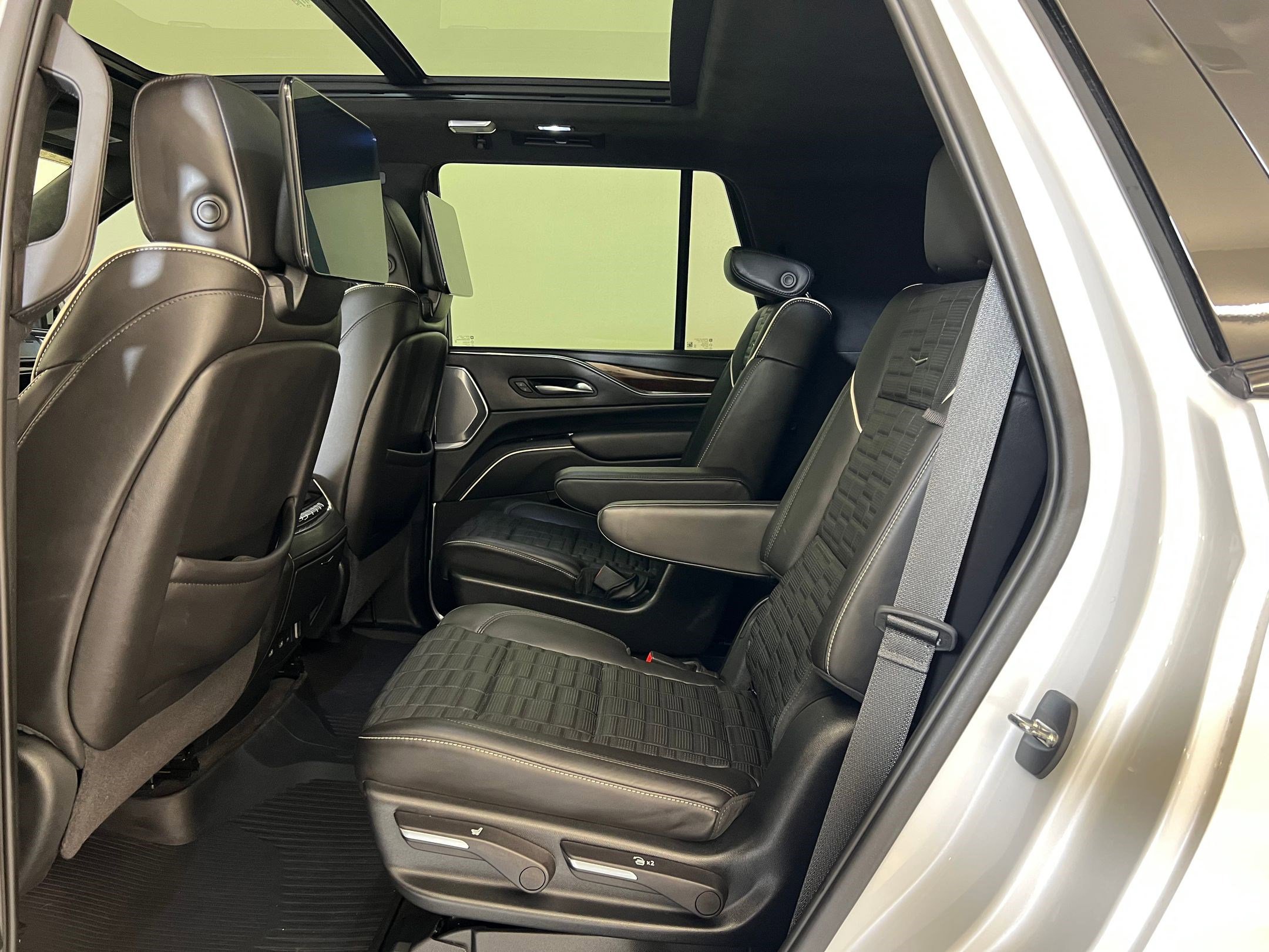 Used 2023 Cadillac Escalade Sport Platinum w/ Heavy-Duty Trailer Package image 14