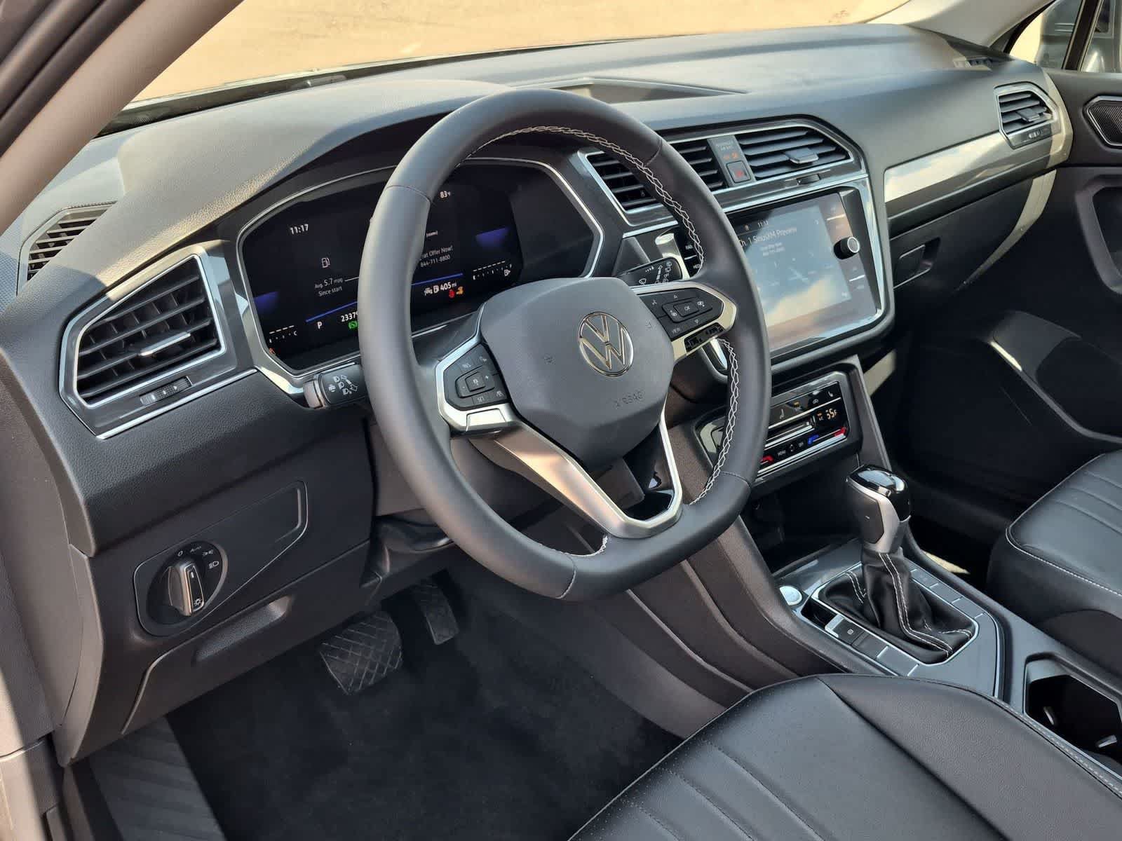 Used 2023 Volkswagen Tiguan SE w/ Panoramic Sunroof Package FWD image 2