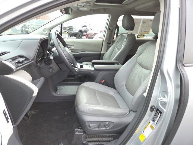 Used 2021 Toyota Sienna Limited image 10