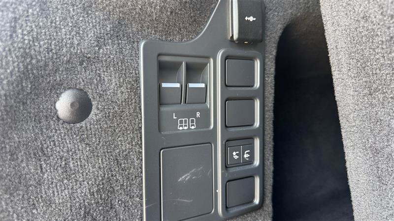 Used 2024 Land Rover Discovery Dynamic SE AWD/4WD image 27