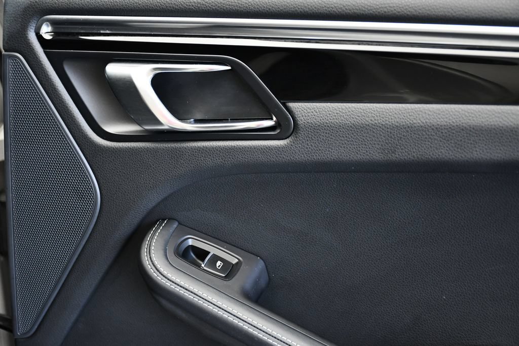 Certified 2024 Porsche Macan AWD/4WD image 48