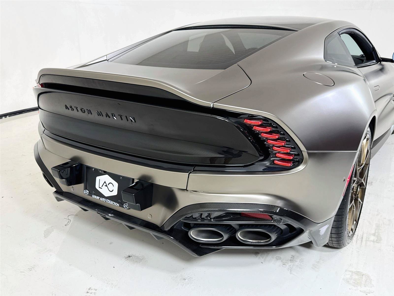 Used 2025 Aston Martin Vanquish RWD image 33