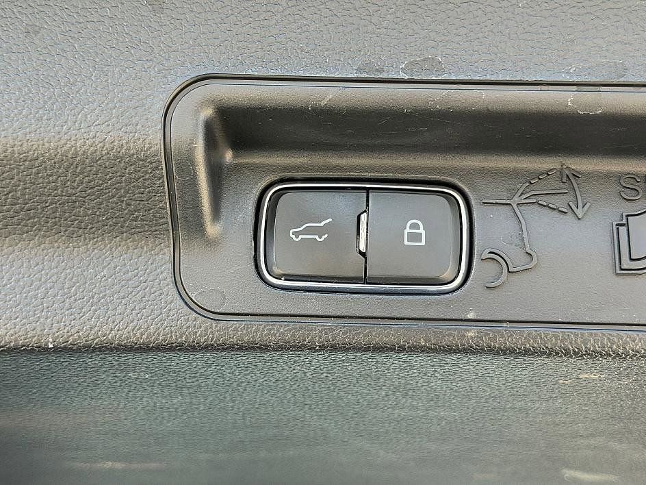 Used 2023 Ford Explorer XLT image 15