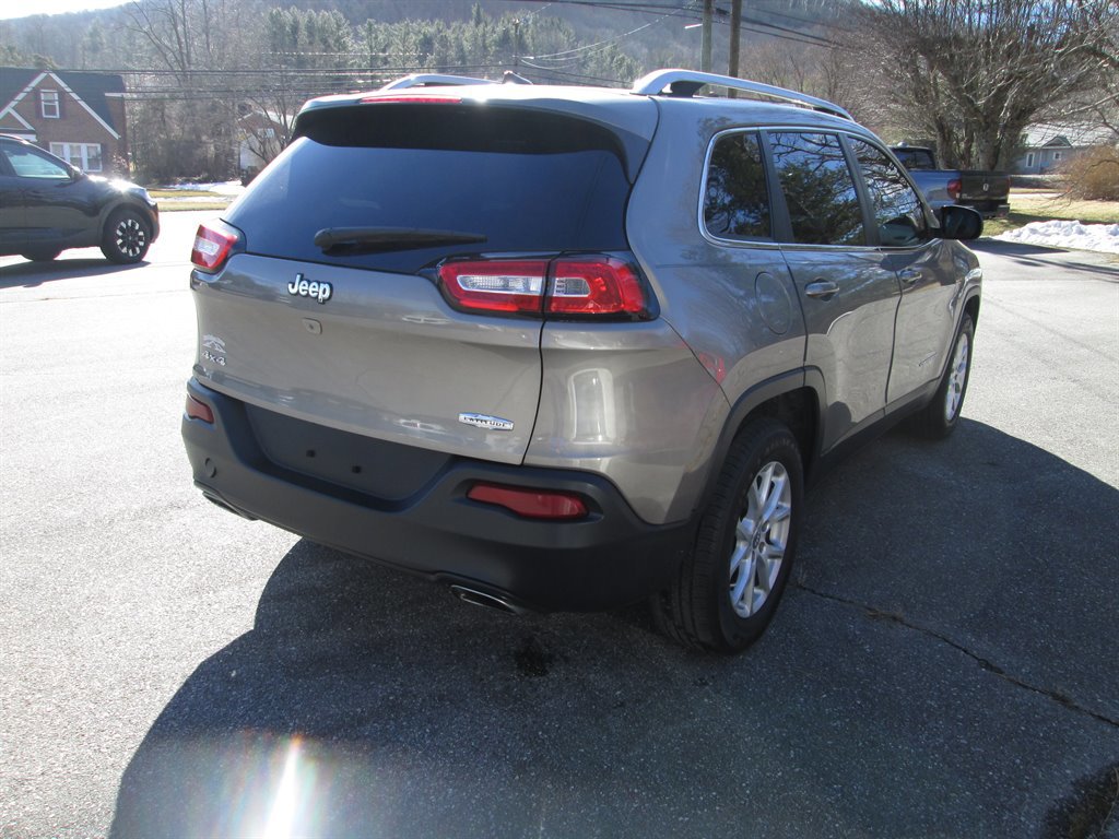 Used 2017 Jeep Cherokee Latitude w/ Comfort/Convenience Group image 5